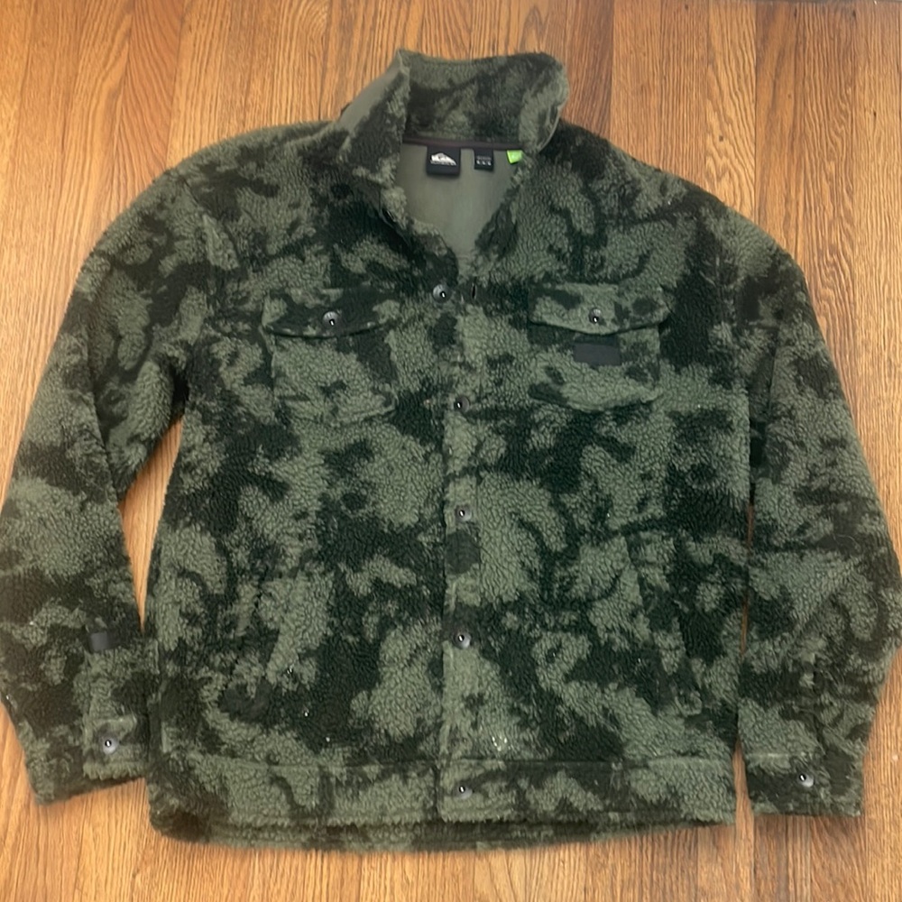 Quiksilver Sherpa, fleece lined. Button down jacket. worn once. Camo green